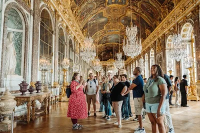 Parti da parigi per una gita a versailles con ingresso salta-fila al palazzo, visita guidata alla galleria degli specchi e tempo libero nei giardini reali. biglietti del treno inclusi.