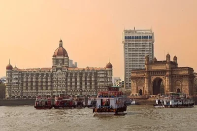 Explore mumbai com os dabbawalas em churchgate, percorra as vielas de dharavi, visite dhobi ghat e o gateway of india. inclui traslado, lanches e guia local.