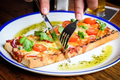 Recorre los famosos laneways de melbourne en un tour gastronómico con más de 8 degustaciones, desde dumplings en chinatown hasta café artesanal. incluye guía local y bocados seleccionados.