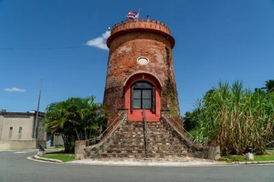 Conheça a histórica hacienda santa ana em bayamón, prove o rum mais antigo de puerto rico, ouça histórias dos guias locais e desfrute de um coquetel de boas-vindas. entrada sem fila incluída.
