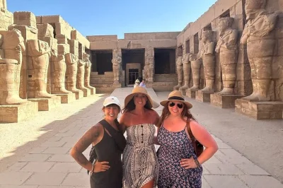 Descubre las tumbas antiguas del valle de los reyes, pasea bajo las columnas del templo de hatshepsut y disfruta un auténtico almuerzo con falafel. incluye recogida en hotel y guía privado.