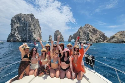Los cabos, el arco e snorkeling nelle baie più belle: tour in yacht con pranzo fresco e drink inclusi. gruppi privati, attrezzatura e pick-up disponibili.