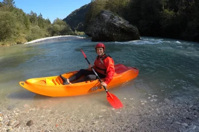 Essayez le kayak sur la rivière sava près de bled. visite guidée, prise en charge à l’hôtel, équipement et photos gopro inclus. rapides accessibles aux débutants et guides locaux.