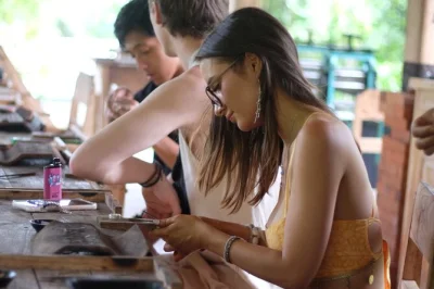 Ubud, delodsema: gestalte dein eigenes silberschmuckstück mit lokalen kunsthandwerkern. inkl. hoteltransfer, balinesische snacks und praktischer workshop im familienatelier.