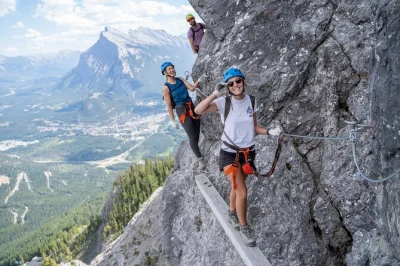 Vivi l’emozione della via ferrata explorer a banff, con guida certificata, attrezzatura inclusa, risalita in seggiovia e navetta gratuita dal centro.