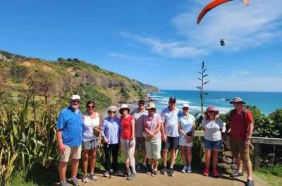 Sinta a costa selvagem de muriwai, prove vinhos familiares em kumeu e caminhe pelas praias de areia negra neste passeio de um dia em auckland — inclui degustações, guia e transporte.