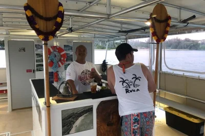 Erlebe eine entspannte sonnenuntergangs-katamaranfahrt durch kalapaki bay, huleia river & am menehune fish pond vorbei. inklusive cocktails, lokalem guide & abholung in nawiliwili.