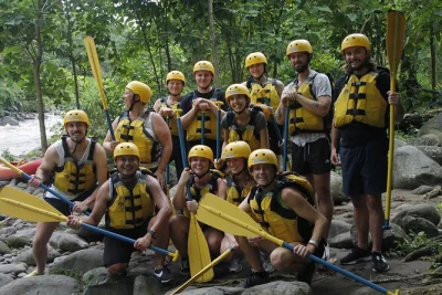 Viva a emoção do rafting no rio balsa, deslize por 9 tirolesas sobre as copas das árvores em la fortuna e saboreie um almoço casado com ingredientes locais. inclui transporte e guia.