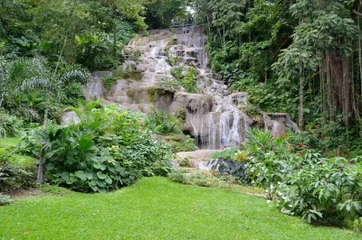 Explore konoko falls em ocho rios: caminhada pelas quedas, jardins tropicais e piscinas naturais. inclui guia, transporte e busca no hotel. reserve já!