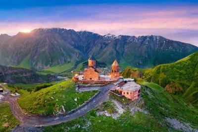 Descubra kazbegi, gudauri, fortaleza de ananuri e igreja da trindade de gergeti em um passeio privado saindo de tbilisi. inclui guia, transporte e almoço típico.