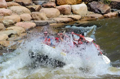 Erlebe das abenteuer auf dem lower animas river in durango – spritzige stromschnellen, spannende geschichten und bequemer shuttle-service inklusive kompletter ausrüstung.