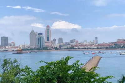 Tour privato a qingdao con guida locale. visita laoshan, museo della birra tsingtao, ville di badaguan, molo zhanqiao e mercato del pesce. servizio porta a porta.