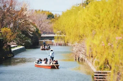 Scopri il santuario dazaifu tenmangu e la crociera sul fiume di yanagawa da fukuoka. include biglietti treno, giro in barca, guida in inglese e dolce umegae-mochi.