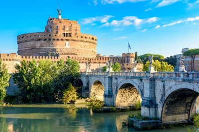 Scopri la storia di roma con un tour a castel sant’angelo, attraversa il ponte degli angeli, esplora i segreti papali e goditi la vista dalla terrazza. ingresso e guida inclusi.