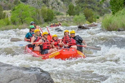 Sinta a adrenalina do rafting no bighorn sheep canyon, remando com guias locais e aproveitando um almoço com churrasco à beira do rio. equipamento completo, roupa de neoprene e fotos inclusas.