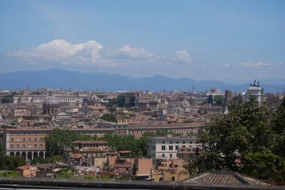Recorre las calles menos conocidas de roma en e-bike, prueba auténtica comida callejera romana en testaccio y trastevere, y disfruta vistas increíbles desde el janículo. incluye guía y snacks.