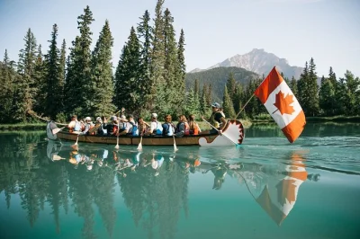 Découvrez la sérénité de la bow river à banff lors d’une descente en grand canoë guidée par des locaux. pagaie en groupe, histoires partagées, accessible à tous âges, avec gilets de sauvet