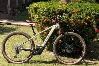 Sinta a liberdade em playas del coco com aluguel de moto por 24 horas, incluindo capacete, cadeado e suporte completo. explore as colinas de guanacaste no seu ritmo, com ferramentas inclusas.