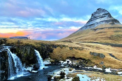 Snæfellsnes, spiagge battute dal vento, campi di lava e il monte kirkjufell ti aspettano in questo tour in piccolo gruppo da reykjavik, con pick-up in hotel e guida locale inclusi.