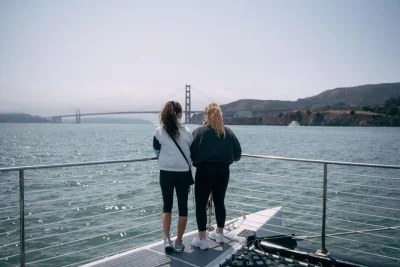 Erlebe die san francisco bay auf einem katamaran, segle unter der golden gate bridge hindurch, umrunde alcatraz, entdecke seelöwen und genieße die skyline der stadt. 1,5 stunden cruise inklusive.
