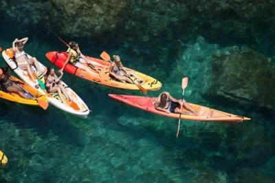 Explore a costa brava nadando, remando de caiaque e fazendo snorkel em um passeio de um dia saindo de barcelona. inclui transporte, equipamento completo, guia local e almoço à beira-mar.