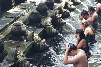 Erlebe das heilige wasser ritual im tirta empul tempel auf bali. inklusive eintritt, sarong, opfergaben, teezeit und bequemer abholung vom hotel.