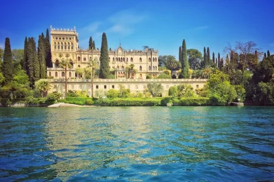 Descubra o lago de garda com um passeio de barco até a isola del garda, veja vilas históricas e castelos, e brinde com prosecco—com guia local e transporte fácil.
