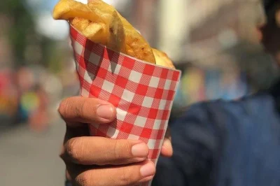 Amsterdam, de pijp & albert cuyp markt: private food tour mit holländischen snacks wie hering, käse, poffertjes & mehr entdecken.