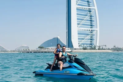 Erlebe die küste dubais auf einer jetski-tour am burj al arab vorbei, entlang des jumeirah beach – mit lokalem guide, sicherheitsausrüstung und wasser inklusive.