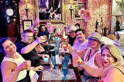 Entdecke new yorks geheime bars, probiere klassische cocktails und lausche spannenden prohibition-geschichten mit einem lokalen guide. inklusive express-eintritt und drei legendären midtown-locations