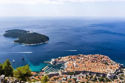 Entdecke dubrovniks altstadt, die adriaküste & den srđ bei einer geführten panoramatour. inklusive minivan-transfer, wlan und lokalem guide – ideal für fotofans.
