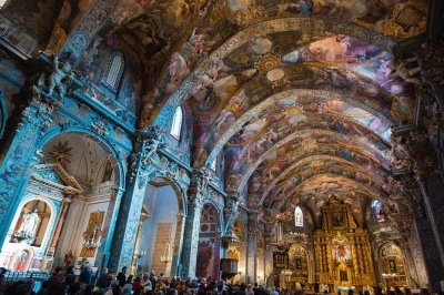 Descubre la iglesia de san nicolás en valencia con un espectáculo de luces, exposiciones interactivas y audioguía incluida para una experiencia única.