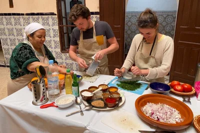 Beginne deinen tag in marrakesch mit chefköchin laila, koche traditionelle gerichte, genieße marokkanischen minztee und erlebe authentische geschichten in ihrer küche. frühstück und alle zutaten 