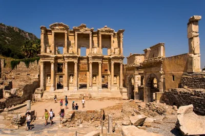 Siente el mármol antiguo bajo tus pies en Éfeso, visita la casa de la virgen maría y descubre el templo de artemisa en esta excursión de día completo desde izmir con recogida y almuerzo incluidos