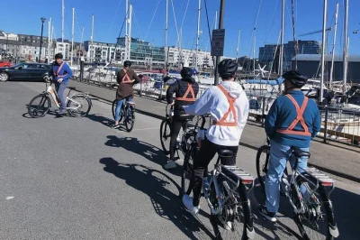 Sinta a energia de galway em um passeio de bicicleta elétrica—passeie pela salthill promenade, converse com seu guia pelo capacete inteligente e explore o latin quarter. inclui bike e guia local.
