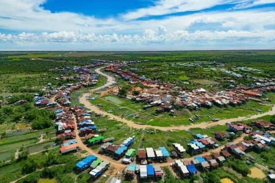 Descubra o interior do camboja com um passeio de meio dia pelo vilarejo flutuante kampong khleang, saindo de siem reap, incluindo passeio de barco no tonle sap, guia local e todas as entradas.