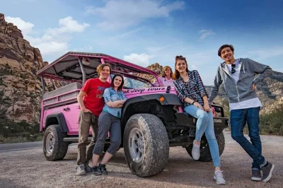 Sinta o vento do deserto em um passeio de jeep 4x4 pelo red rock canyon saindo de las vegas, com off-road em rocky gap, as cores das calico hills e histórias do guia local. inclui traslado do hotel.