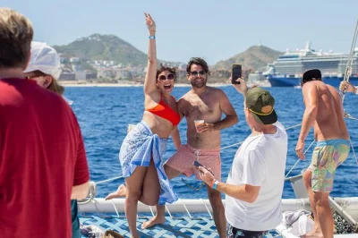 Vivi los cabos a bordo di un catamarano, fai snorkeling nella baia di santa maria, passa sotto l’arco, gusta un pranzo a buffet con open bar e approfitta del transfer dall’hotel—rilassati e resp