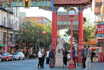 Découvrez victoria chinatown & old town lors d’une balade gourmande avec spécialités sud-indiennes, raviolis thaïs, dégustation de bière artisanale et histoires locales. guide et dégustations