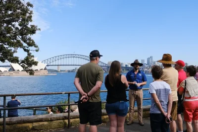 Descubre sydney en medio día con un tour por the rocks, bondi beach, watsons bay y sus historias locales. incluye recogida, guía en vivo y grupo reducido para más comodidad.