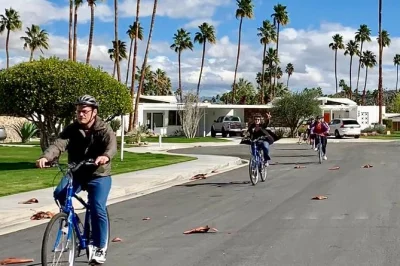 Scopri palm springs in bici con un tour di architettura in piccoli gruppi. esplora deepwell, twin palms e indian canyons con una guida esperta. acqua inclusa.