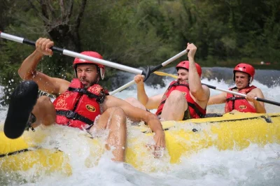Disfruta del rafting en el río cetina desde split con guías locales. transporte, expertos, y una mezcla perfecta de aventura y tranquilidad en la naturaleza dálmata.