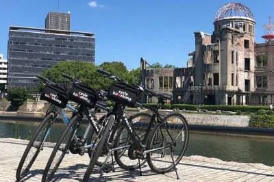 Scopri hiroshima in bici tra fiumi e peace park, poi prendi il traghetto per miyajima: visita al santuario itsukushima, incontri con i cervi e pranzo tipico. include bici, guida e trasporti.