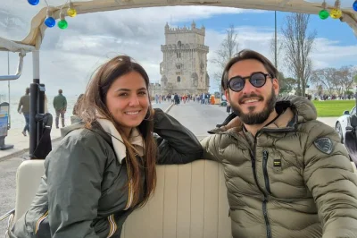 Siente el alma de lisboa en un tuktuk privado, recorriendo callejones de alfama, miradores panorámicos y mercados vibrantes, con recogida en hotel incluida.