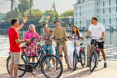 Sinta o ritmo de amsterdam num passeio guiado de bike—pedale pelos canais, vondelpark, jordaan e muito mais. inclui bicicleta, guia local e uma pausa para um café para recarregar as energias.