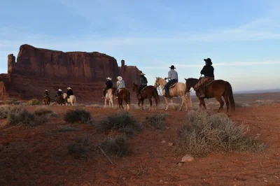 Partez pour une balade à cheval de 2 heures dans monument valley avec un guide navajo, découvrez the mittens et merrick butte, avec équipement de sécurité et pauses photo incluses.
