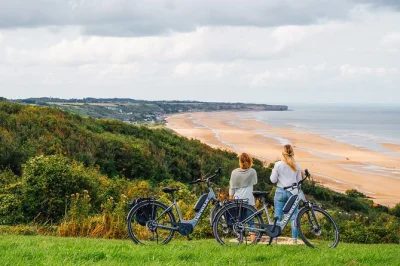 Sinta o vento nas praias do dia d na normandia em um passeio de e-bike, com rotas gps, dicas locais e todo o equipamento incluso. liberdade para explorar no seu ritmo.