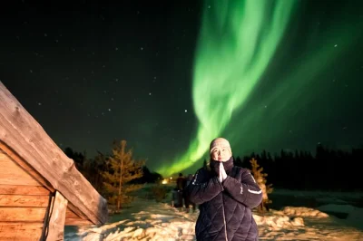 Veja a aurora boreal em rovaniemi com um aurora pass flexível de 3 ou 5 dias. várias noites, guias especializados e lanches ao redor da fogueira incluídos.