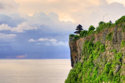 Erlebe die meeresbrise am pandawa beach, genieße den sonnenuntergang am uluwatu tempel und ein frisches seafood-dinner am jimbaran beach – private tour mit abholung und lokalem guide.