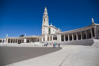 Découvrez le calme unique du sanctuaire de fátima, flânez dans les ruelles d’aljustrel et visitez la chapelle des apparitions. prise en charge à lisbonne et guide local inclus.